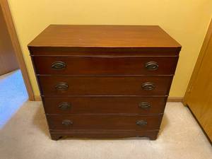 lot 5 image: Mengel Furniture Four Drawer Dresser