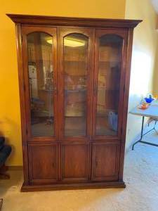 lot 18 image: Lighted China Cabinet