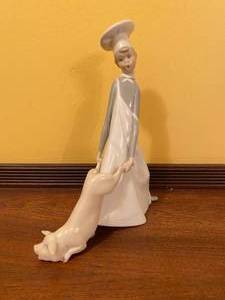 lot 20 image: Retired Lladro Cook in Trouble Figurine