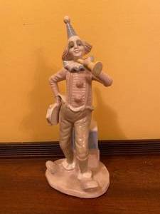 lot 21 image: Clown Figurine