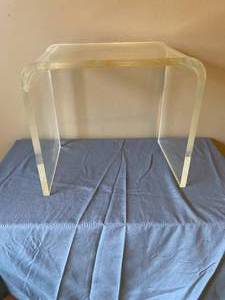 lot 25 image: Vintage Lucite Stool