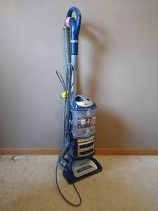 lot 38 image: Shark Navigator Lift-Away Deluxe