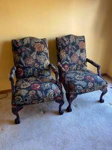 lot 512 image: 2 Sitting Chairs