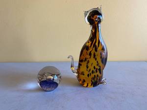 lot 161 image: 2 Collectible art glass pieces