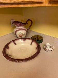 lot 184 image: Water pitcher and basin