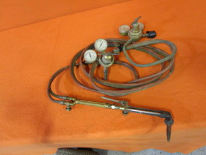 lot 7 image: Torch Set & Tank Cart