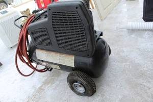 lot 15 image: Industrial Air Air Compressor with Air Hose