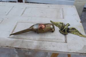 lot 99 image: Lot of (2) Metal Bird Dcor - Eagle, Parrot
