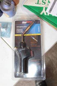 lot 88 image: Mag Torch Professional Self-Lighting Torch (new in package)