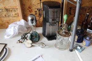 lot 89 image: Lot of (4) Kitchenwares - Hand Mixer, Hand Mixer with Bucket, Electric Mixers, Hamilton Beach Brew Station 12-cup