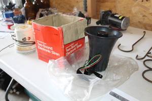lot 82 image: Radio Shack Two-Sound IndoorOutdoor Electronic Siren 49-488 (in box)
