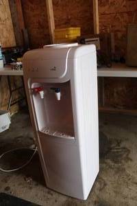 lot 117 image: Oasis HotCold Electric Drinking Water Cooler 12Wx12Dx38H BY90H-H100