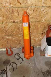 lot 104 image: Central Hydraulics Hydraulic Long Ram Jack 3 Ton