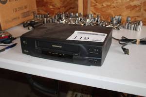 lot 119 image: Magnavox HI-Fi 4-Head VCR Player