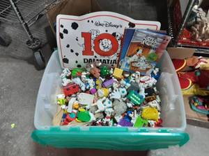 lot 4 image: Huge Lot Of Vintage Disney 101 Dalmatians Figures (Includes Tote)