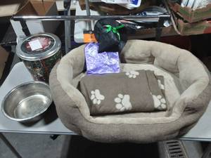 lot 47 image: Pet Bed, Blanket, Treat Tin, Bowl, Witch Costume Size ML