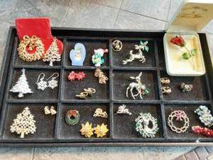 lot 7 image: Lot Of Vintage Christmas Brooches & Earrings (Not Organizer)