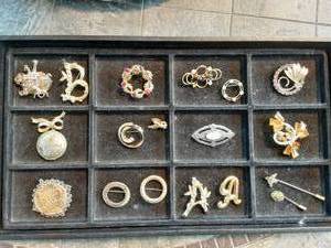 lot 8 image: Lot Of Vintage Brooches (Not Organizer)