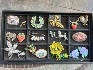 lot 9 image: Lot Of Vintage Brooches (Not Organizer)