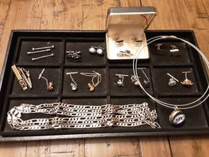 lot 39 image: 3-Chains Stamped (), Vintage Tie Tacks, Cuff Links, Collar Pins