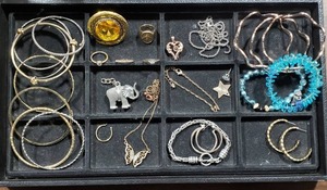 lot 4 image: Lot Of Ladies Jewelry