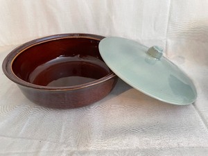 lot 39 image: Redwing Pottery Dishware