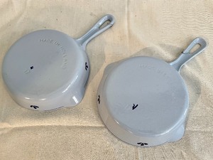 lot 27 image: Small Cast Iron Enamel Skillets (Dru- Holland)
