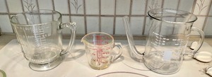 lot 35 image: Pyrex and Anchor Hocking Glass Bakeware and 3 Measuring Cups