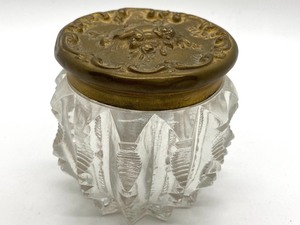lot 21 image: Vintage Dresser Jars and Trinket Box