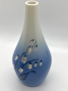 lot 16 image: Bing and Grondahl Bud Vase