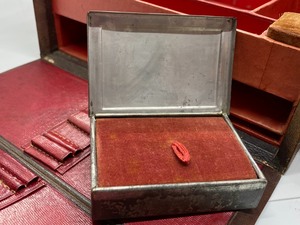 lot 18 image: Antique Dressing Case