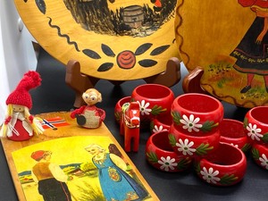 lot 95 image: Norwegian Themed Decor and Cookbook