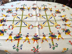 lot 105 image: Vintage Table Linen and Four Napkins