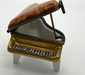 lot 138 image: Peint Main Limoges Grand Piano Figurine