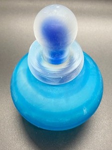 lot 141 image: Turquoise Blue Art Glass Style Perfume Bottle