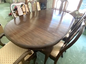 lot 152 image: Queen Anne Style Dining Room Table