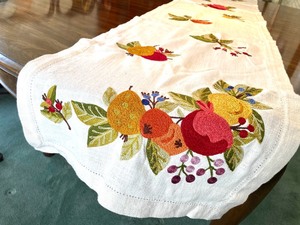 lot 177 image: Williams and Sonoma Table Runner