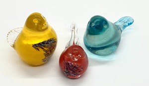 lot 189 image: Three Art Glass Birds