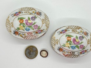 lot 190 image: Two Trinket Boxes and Two Vintage Clothing Buttons