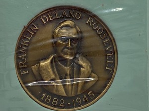 lot 210 image: Two Vintage Tokens The Little White House Franklin Delano Roosevelt