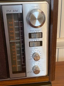 lot 213 image: Vintage SONY Radio