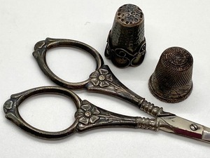 lot 226 image: Vintage Sterling Handled Scissors and Sterling Thimble