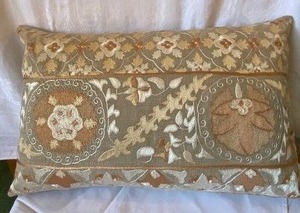 lot 314 image: Five Decorative Throw Pillows