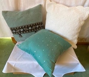 lot 315 image: Three Decorative Throw Pillows
