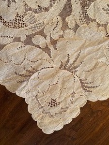 lot 400 image: Beautiful Ivory Lace Table Linen