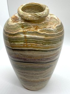 lot 367 image: Beautiful Onyx Vase