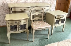 lot 387 image: Vintage Kent Coffey Bedroom Set