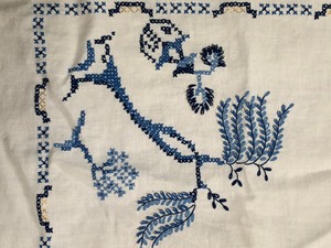 lot 453 image: Vintage Embroidered Table Linen