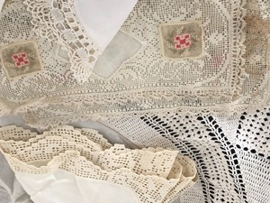 lot 465 image: Variety of Vintage Linens