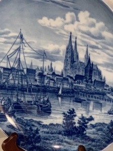 lot 436 image: Two Porcelain Plates in Blue and White
